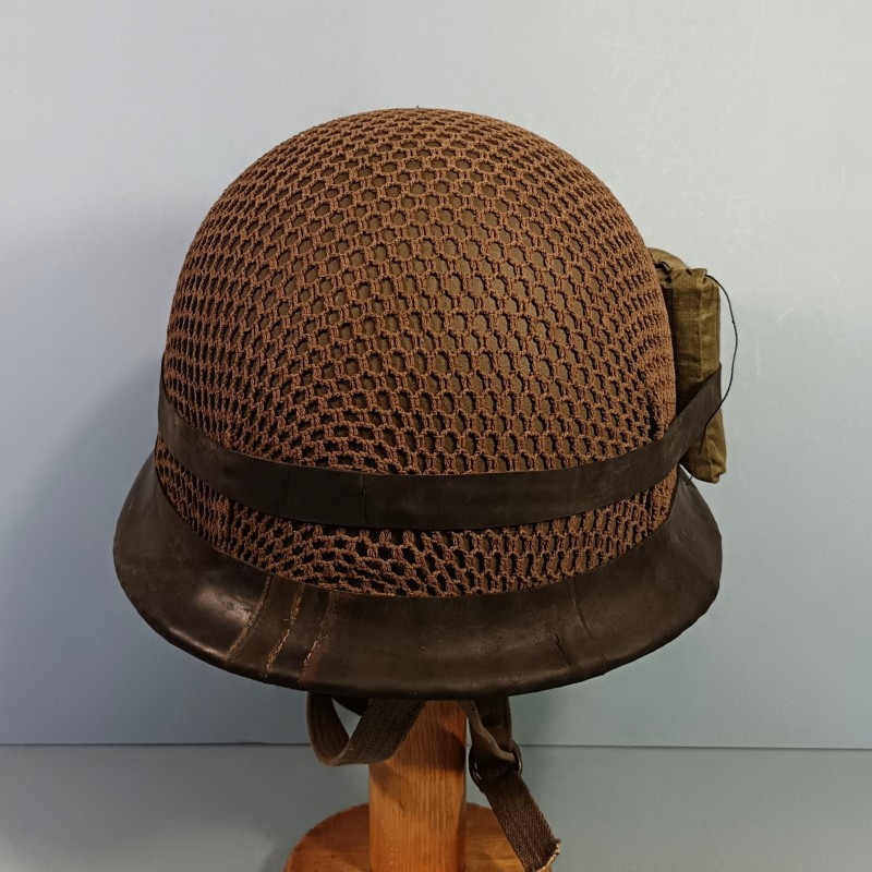 CASQUE FRANCAIS MODELE 1956 PARACHUTISTE CASQUE LOURD DATE 1959 ET LINER 1962 TAP LEGION ETRANGERE FILET DE CAMOUFLAGE